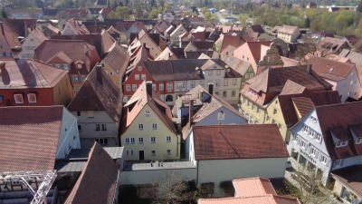 Feuchtwangens Altstadt vom Kranzturm der Spitalkirche aus gesehen: Inzwischen dürfen auf den Dächern – unter bestimmten Voraussetzungen – Photovoltaik-Module installiert werden.  (Foto: Peter Sennfelder)