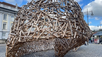 Der Abbau der riesigen Holzskulptur von Martin Steinert wird verschoben: Das Kunstwerk wird noch während der Wintermonate auf dem Schlossplatz stehenbleiben. (Foto: Lara Hausleitner)