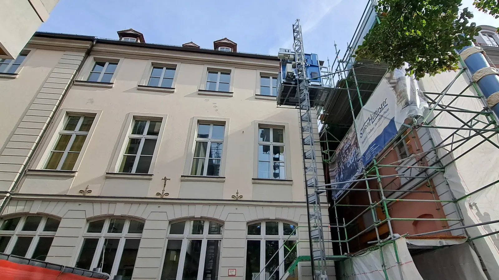 Aufgrund von Schäden muss das Dach der Fach- und Berufsoberschule Ansbach erneuert werden. Die Gesamtmaßnahme wird sich bis ins nächste Jahr ziehen. (Foto: Florian Schwab)