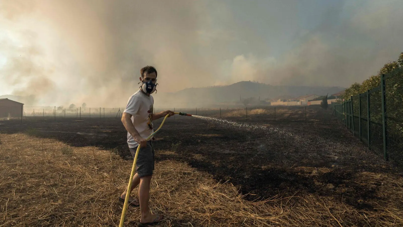 Das Feuer in Südfrankreich breitete sich rapide aus. (Foto: Idriss Bigou-Gilles/AFP/dpa)
