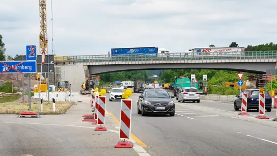 An der Autobahnbaustelle südlich von Ansbach werden am Wochenende die neuen Brückenteile eingehoben. Deshalb ist ab Samstagabend eine Sperrung der B13 für 24 Stunden erforderlich. (Foto: Jim Albright)