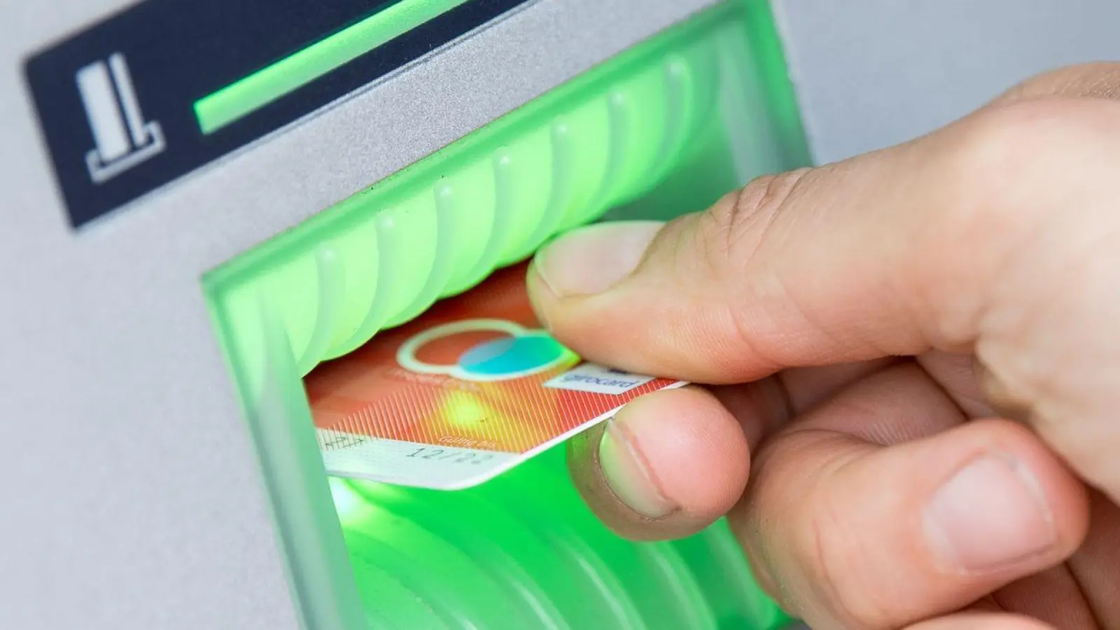 Eine Bankkundin steckt ihre Girokarte in einen Geldautomaten: Seit 2016 hat jeder Bürger in Deutschland Anspruch auf ein Girokonto. (Foto: Fabian Sommer/dpa)