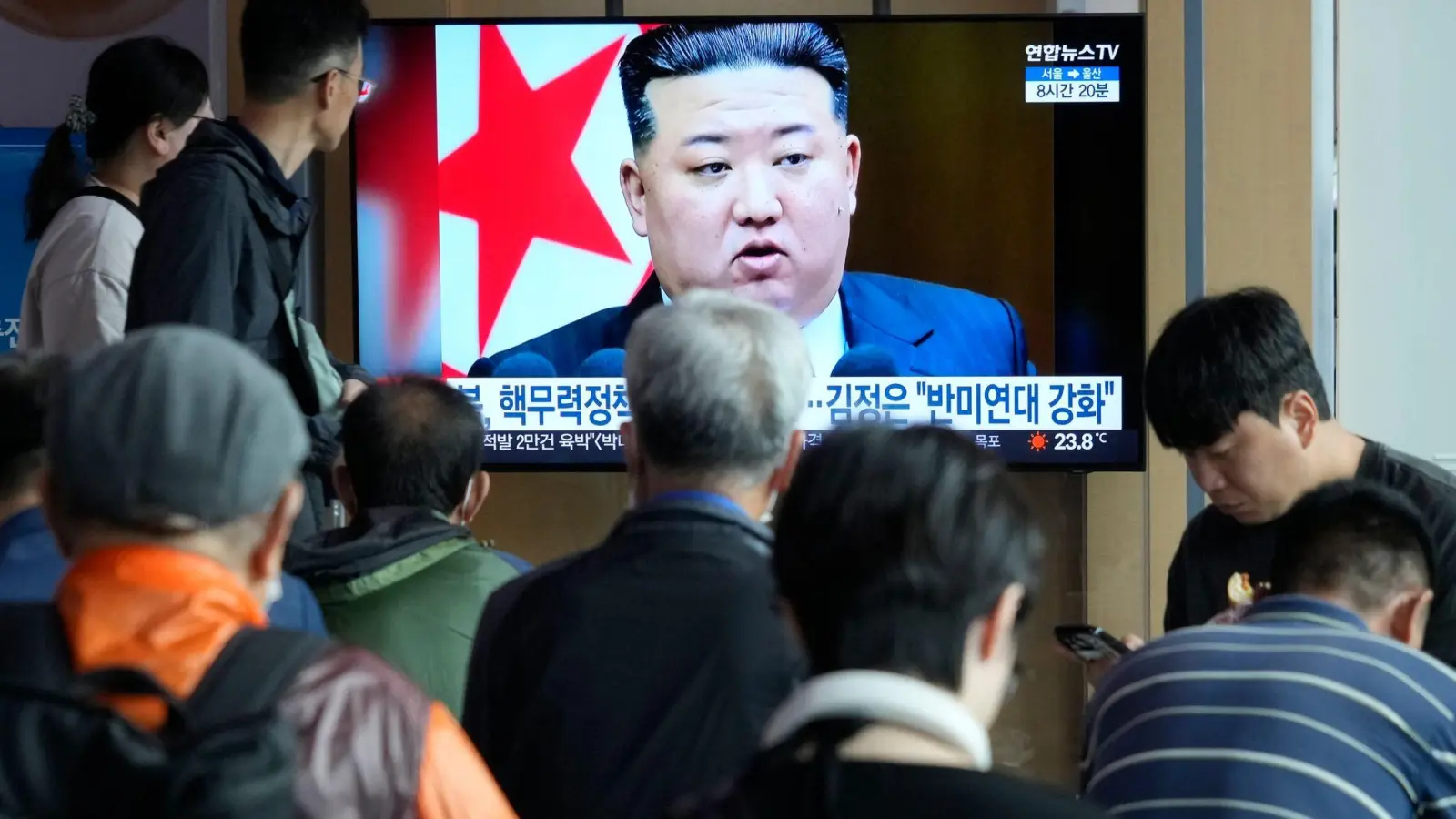 Passanten im Bahnhof von Seoul schauen einen Fernsehbeitrag über Nordkoreas Machthaber Kim Jong Un. (Foto: Ahn Young-joon/AP)