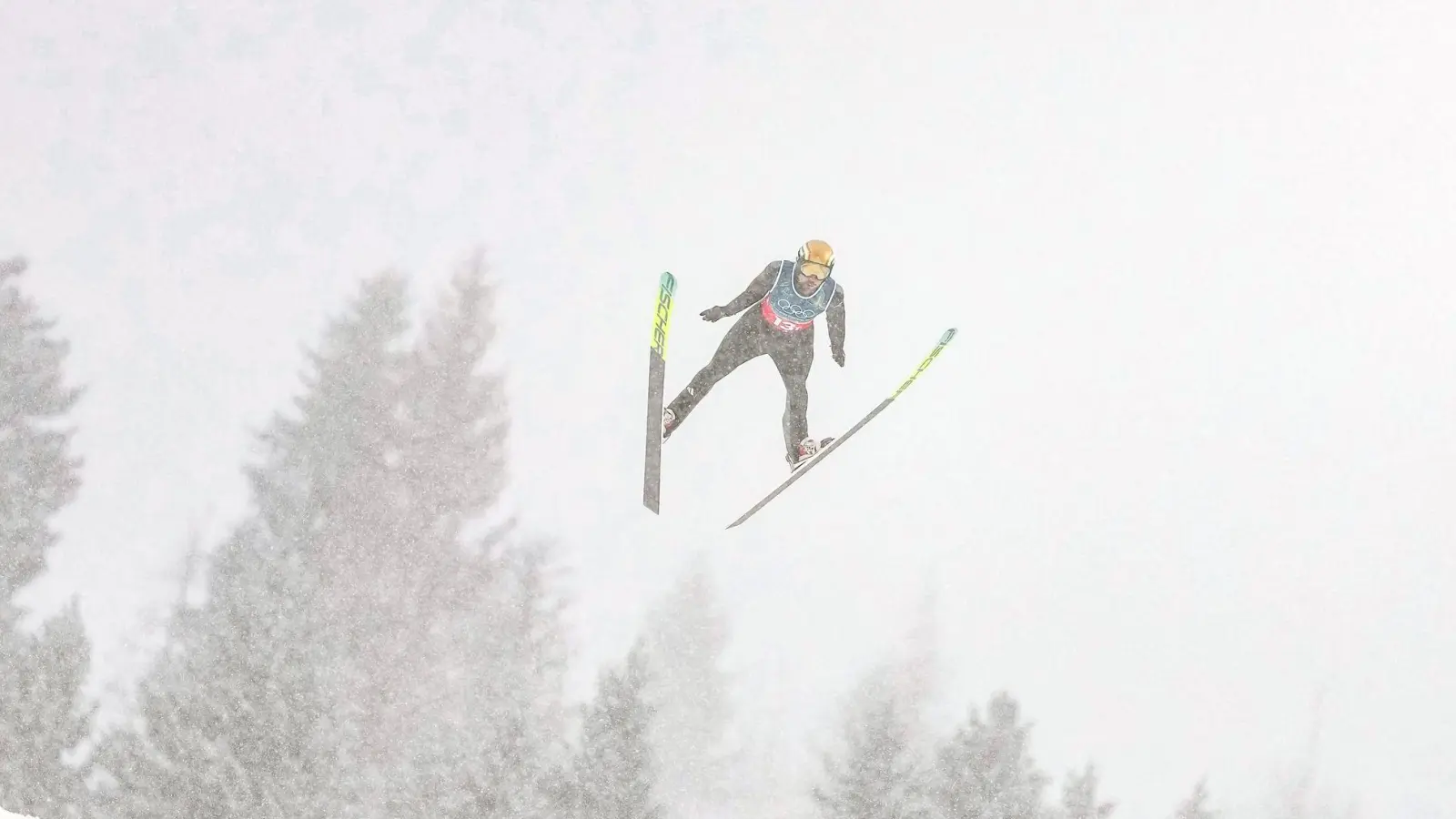 Johannes Rydzek und seine Kollegen sprangen bei starkem Schneefall. (Foto: Matthias Schrader/AP/dpa)