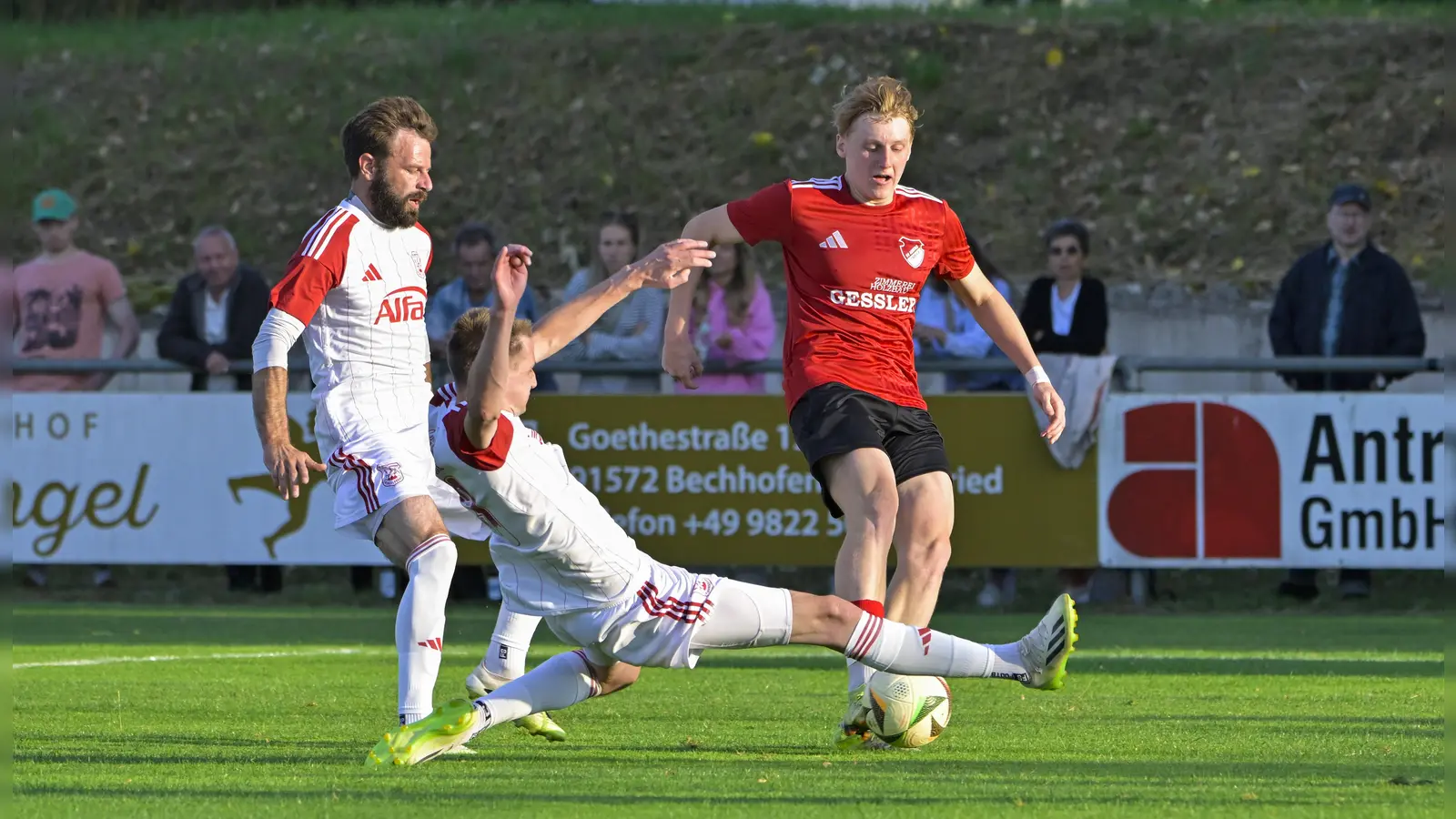 Robin Hilpert (im roten Trikot) erzielte die ersten beiden Treffer für den SV Arberg beim 4:1-Sieg in Ezelsdorf. Die Sportfreunde Dinkelsbühl (von links Pascal Haltmayer und Jonas Launer) verloren das einzige Frankenhöhe-Derby bei Fortuna Neuses mit 1:4.  (Foto: Martin Rügner)