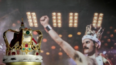 Freddie Mercurys charakteristische Krone, die er während der „Magic“-Tour trug, wird in den Auktionsräumen von Sotheby&#39;s ausgestellt. (Foto: Kirsty Wigglesworth/AP/dpa)