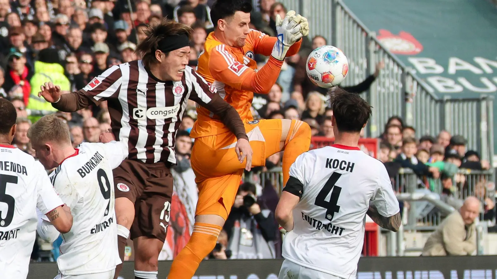 In Bedrängnis: Frankfurts Torwart Michael Zetterer beim Spiel gegen den FC St. Pauli. (Foto: Frank Molter/dpa)