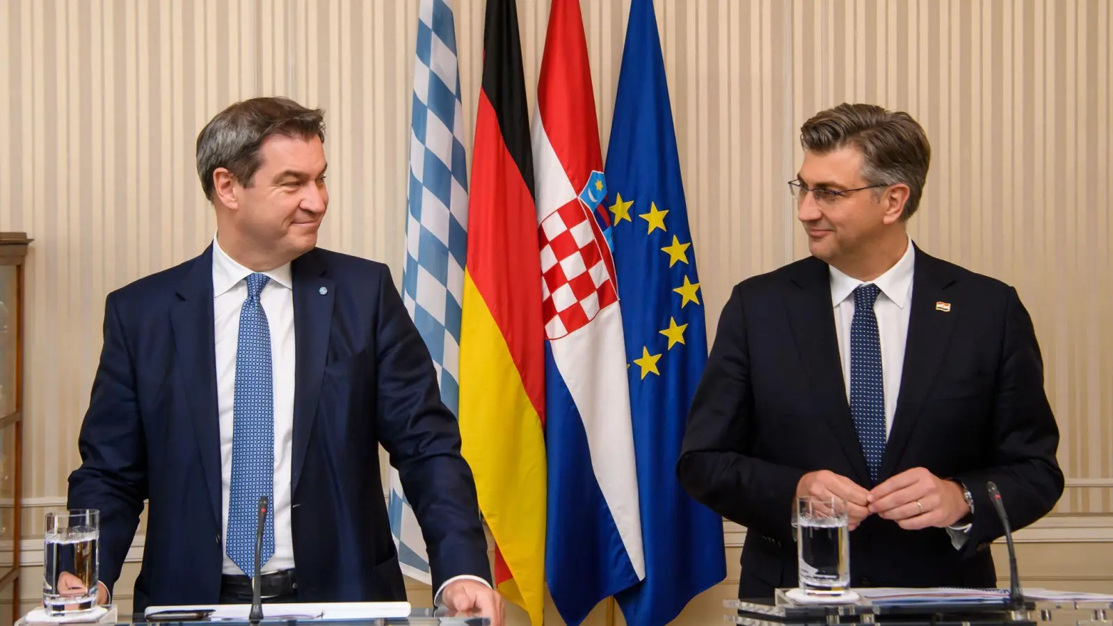 Bayerns Ministerpräsident Markus Söder (CSU, l) und Kroatiens Premierminister Andrej Plenkovic bei einer gemeinsamen Pressekonferenz. (Foto: Jörg Koch/CSU/dpa/Archivbild)