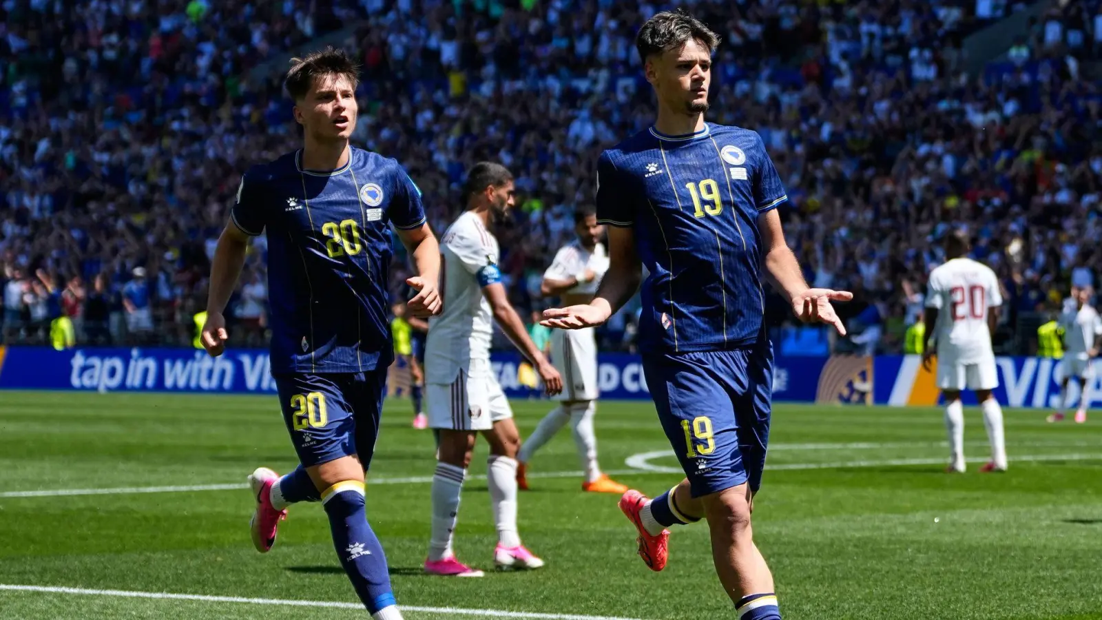 Kerim Alajbegovic (r.) brachte Bosnien-Herzegowina in Führung. (Foto: Lindsey Wasson/AP/dpa)