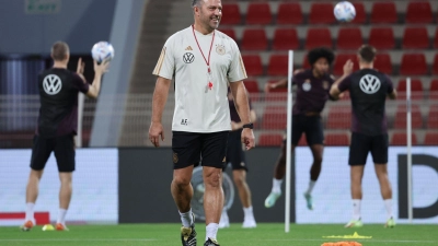 Bundestrainer Hansi Flick wird seine WM-Startelf gegen den Oman wohl nicht aufs Feld schicken. (Foto: Christian Charisius/dpa)