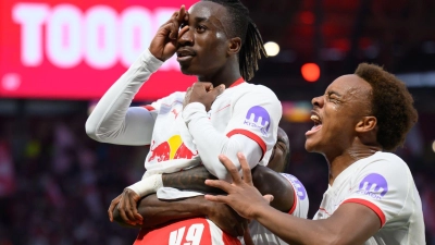 Starke Debüt-Saison in der Bundesliga: Yan Diomande (l) von RB Leipzig. (Archivbild) (Foto: Hendrik Schmidt/dpa)