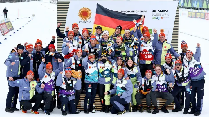 Das deutsche Langlauf-Team feiert die WM-Silbermedaille der Frauen-Staffel. (Foto: Daniel Karmann/dpa)
