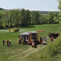 Ein Auto durchbrach am Pfingstsonntag die Leitplanke, überschlug sich mehrfach und blieb auf dem Dach liegen. (Foto: Rainer Weiskirchen)