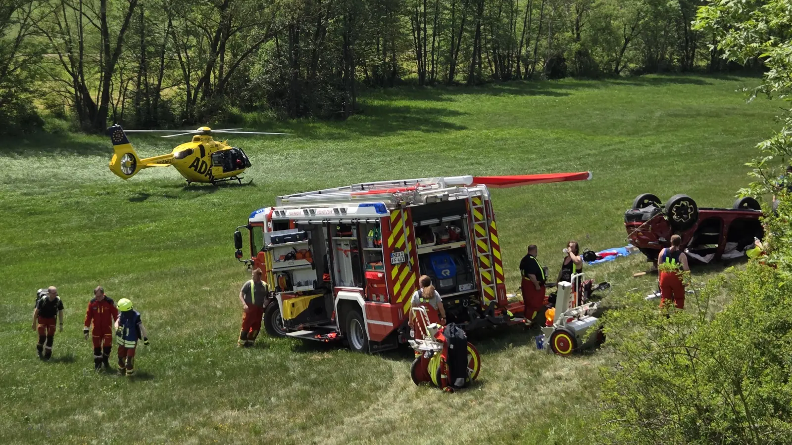 Ein Auto durchbrach am Pfingstsonntag die Leitplanke, überschlug sich mehrfach und blieb auf dem Dach liegen. (Foto: Rainer Weiskirchen)