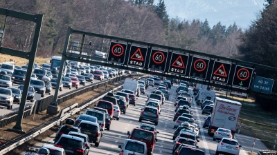 Auf der Autobahn 8 Richtung Alpen dürfte es rund um Ostern wieder viele Staus geben. (Archivbild) (Foto: Matthias Balk/dpa)