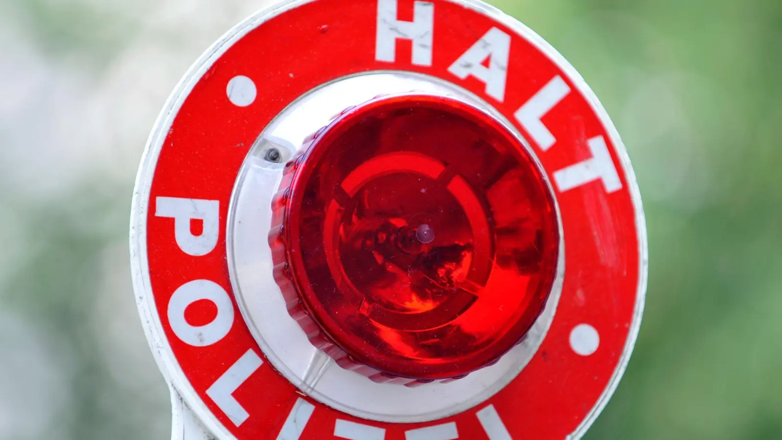 Eine Autofahrerin floh vor der Polizeikontrolle. (Symbolbild) (Foto: Frank Leonhardt/dpa)