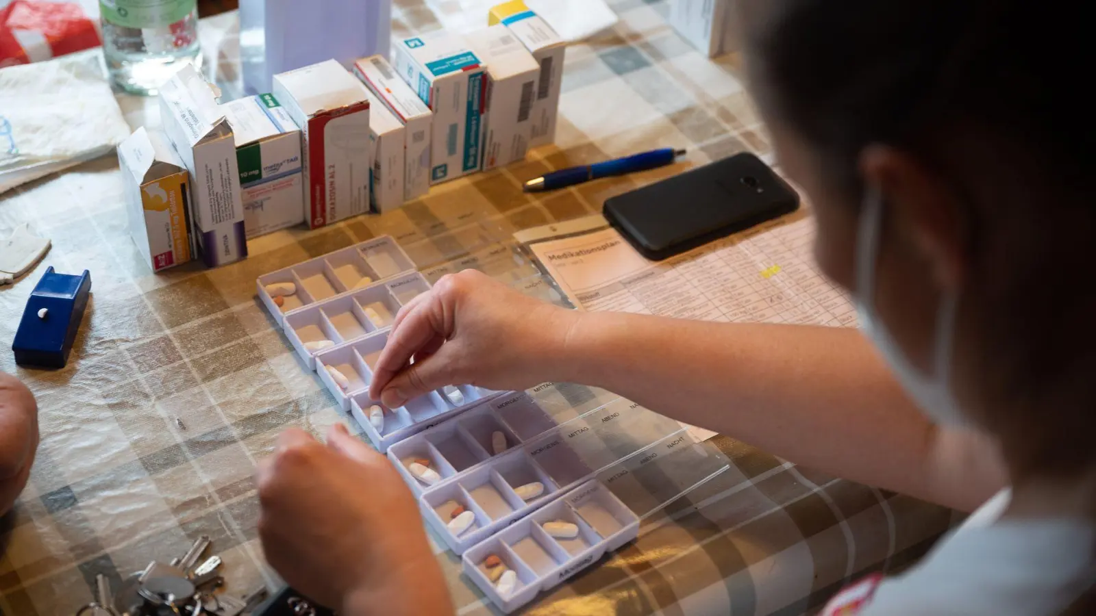 Hilfe beim Organisieren und Einnehmen von Medikamenten: Auch hier kann ein Pflegedienst helfen.  (Foto: Sebastian Gollnow/dpa/dpa-tmn)