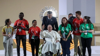 Papst Franziskus mit Teilnehmern des Weltjugendtags im Tejo-Park in Lissabon. (Foto: Pedro Rocha/Global Imagens/Atlantico Press/ZUMA/dpa)