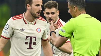 Vor einem Jahr in Mailand: Harry Kane diskutiert mit Schiedsrichter Slavko Vinčić. (Archivbild) (Foto: Sven Hoppe/dpa)