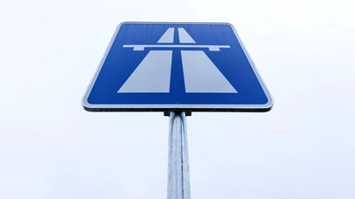 Die Parallelfahrbahn im Autobahnkreuz Feuchtwangen/Crailsheim wird erneuert. (Symbolbild: Friso Gentsch/dpa)