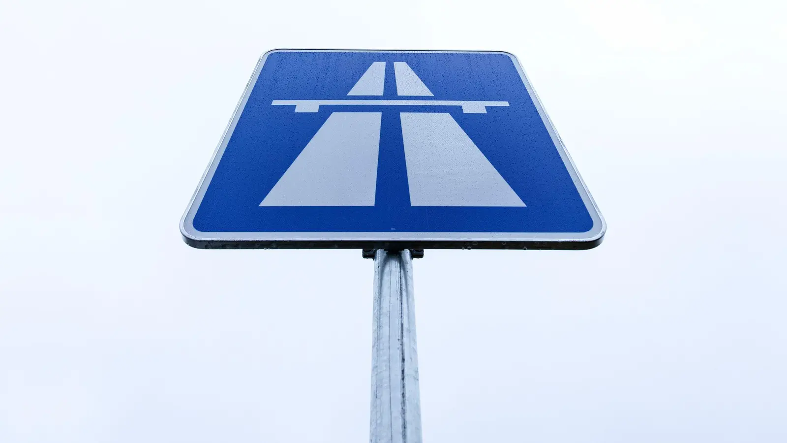 Die Parallelfahrbahn im Autobahnkreuz Feuchtwangen/Crailsheim wird erneuert. (Symbolbild: Friso Gentsch/dpa)