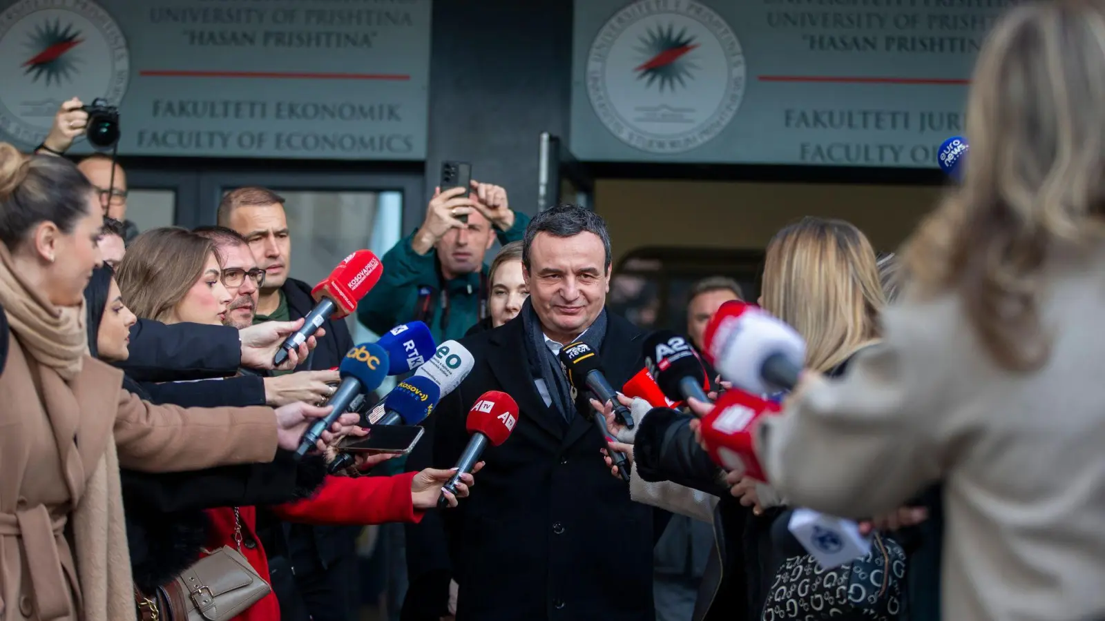Kosovos Ministerpräsident Kurti sichert sich bei der Neuwahl in seinem Land ein weiteres Regierungsmandat.  (Foto: Visar Kryeziu/AP/dpa)