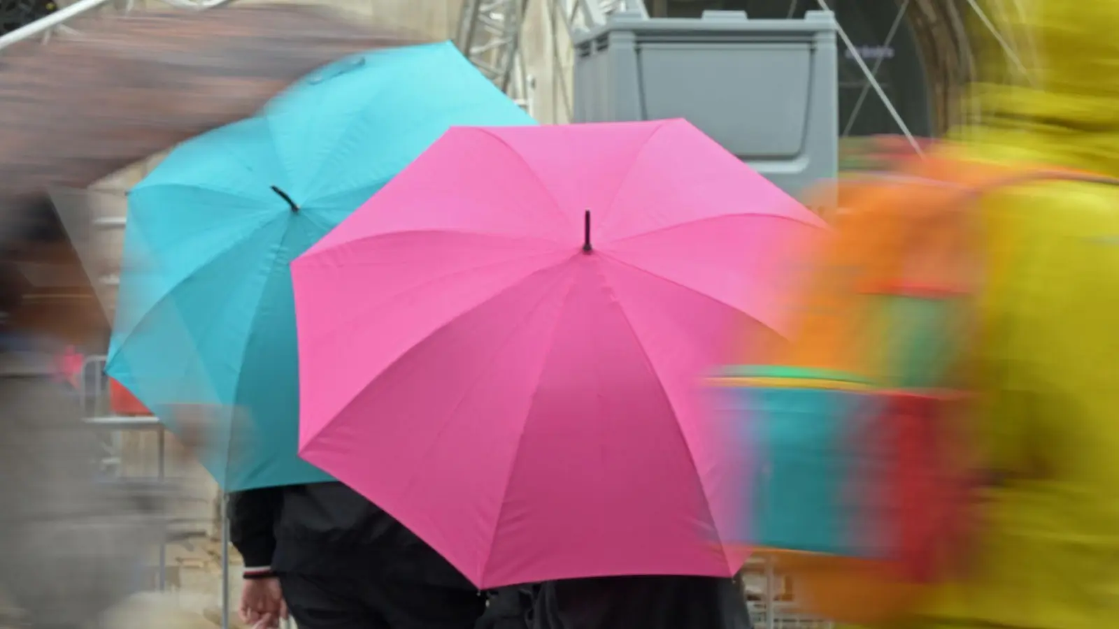 Den Regenschirm sollte man in der letzten Ferienwoche in Bayern griffbereit haben. (Symbolbild) (Foto: Malin Wunderlich/dpa)