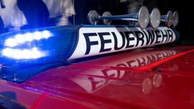 Ein Kabelschmorbrand in einem Bankgebäude rief am Montag die Feuerwehr in Bad Windsheim auf den Plan. (Symbolbild: Sven Hoppe/dpa)