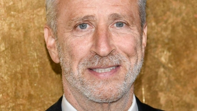Der US-Comedian hat seinen Vertrag bei der „Daily Show“ verlängert. (Archivbild) (Foto: Evan Agostini/Invision/AP/dpa)