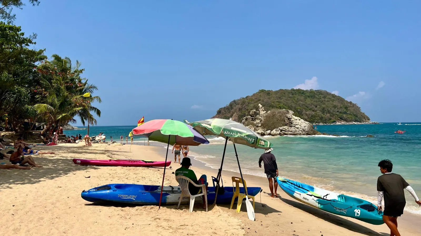 Trügerische Idylle am Strand von Phuket: Ein Mann schützt sich dort vor der brütend heißen Sonne. Seit Tagen leiden die Menschen in weiten Teilen Südostasiens unter ungewöhnlich starker Hitze. (Foto: Carola Frentzen/dpa)