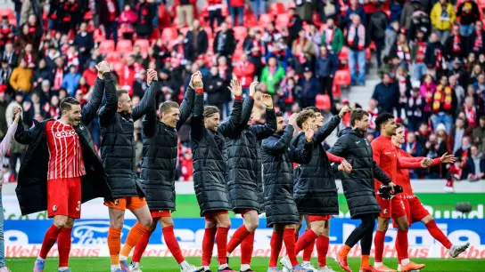Die Freiburger Spieler bedanken sich nach der Partie bei den Fans. (Foto: Tom Weller/dpa)