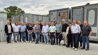 Die Vertreter der Stadt Feuchtwangen und der Stadtwerke sowie Mitarbeitende der ausführenden Firmen bei der Einweihung des neuen Batteriespeichers.  (Foto: Peter Zumach)