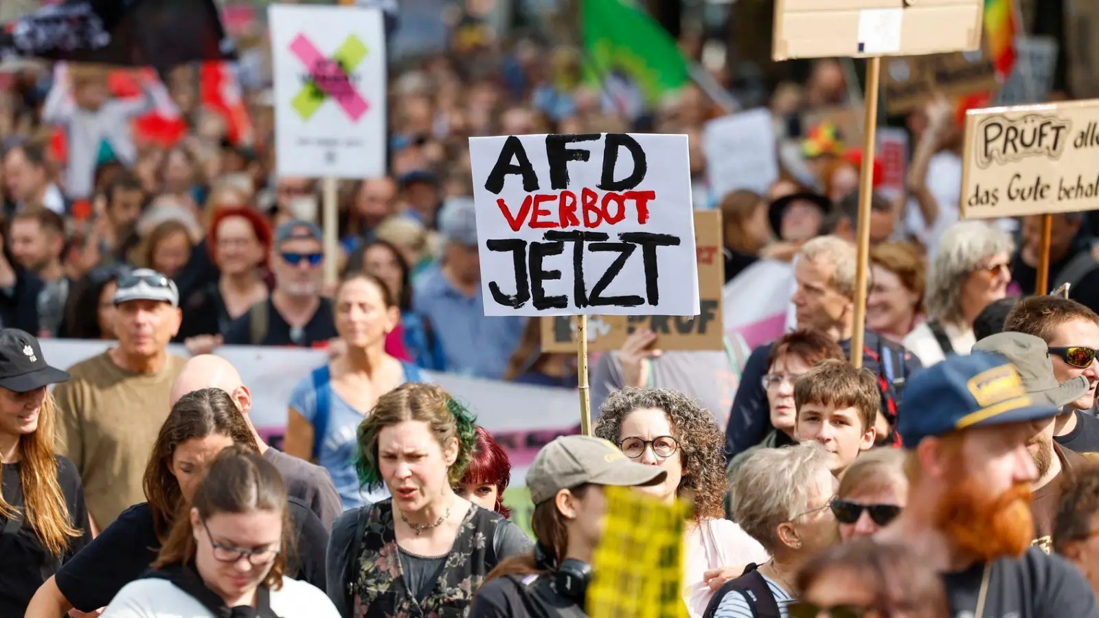 In Düsseldorf gingen rund 20.000 Menschen auf die Straße und forderten ein AfD-Verbot. (Foto: Thomas Banneyer/dpa)