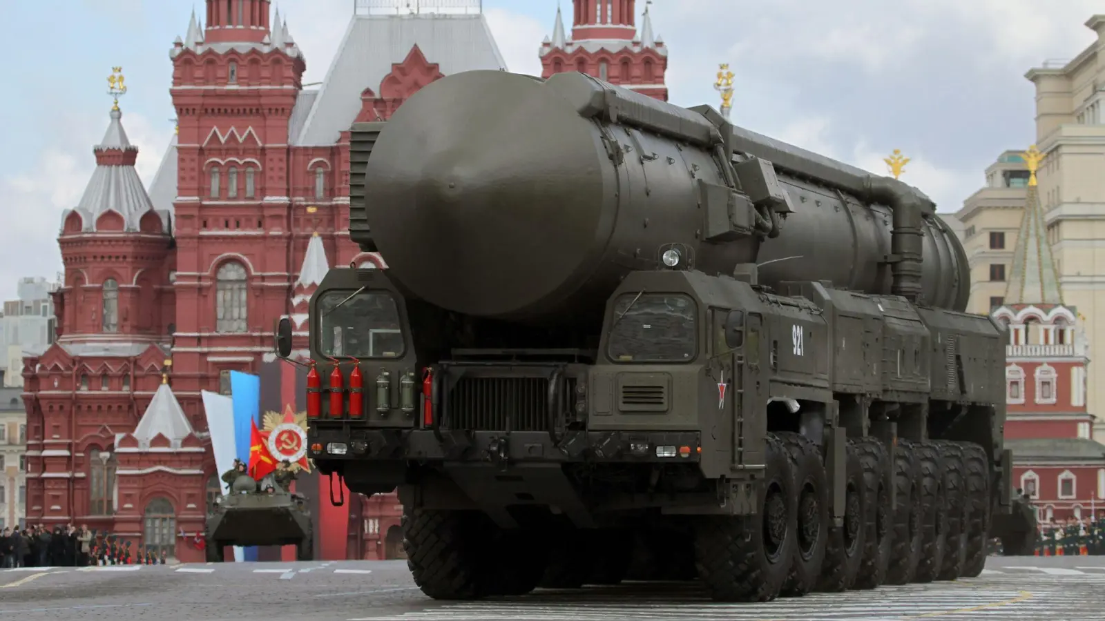 Eine strategische russische Atomrakete vom Typ Topol-M bei einer Militärparade in Moskau (Archivbild). (Foto: Yuri Kochetkov/EPA/dpa)