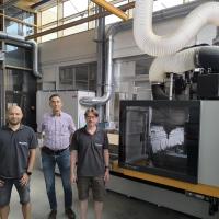Petro Dikij (links) und Holger Vogel (rechts) haben die Firma Glacryl nach der Insolvenz übernommen. Der frühere Chef Wolfgang Hedel (Mitte) unterstützt sie. Hinter ihnen ist die moderne Maschine zu sehen, die Material in fünf Dimensionen bearbeiten kann.  (Foto: Thomas Schaller)