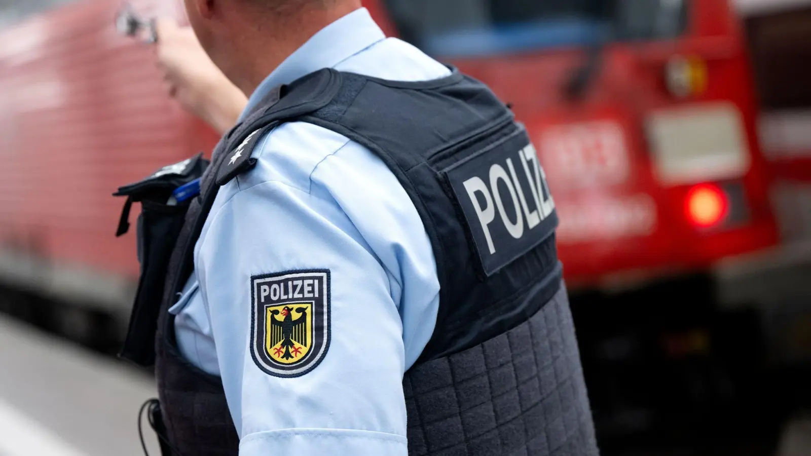 Die Bundespolizei nimmt den Mann fest. (Symbolbild) (Foto: Sven Hoppe/dpa)