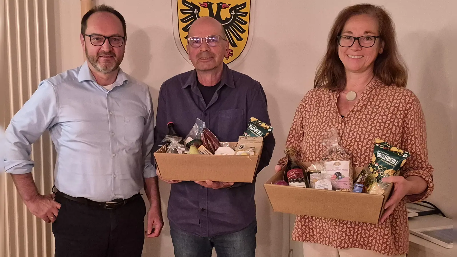 Gerhard Maurer (Mitte) gehörte dem Gremium von 2014 bis 2026 an, Pia Grimmeisen-Haider von 2008 bis 2014 und von 2020 bis 2026. Verabschiedet wurden die beiden von Bürgermeister Jürgen Geier. Gemeinderat Dr. Manfred Albrecht, der seit 2008 Mitglied war, konnte an der Sitzung nicht teilnehmen. (Foto: Margit Schwandt)