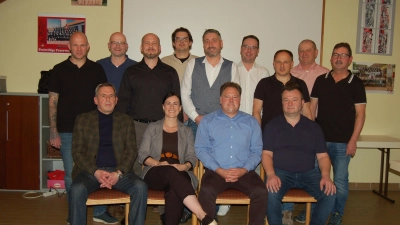 Die Gemeinderatsliste der Arberger CSU steht. Angeführt wird sie vom Bürgermeisterkandidaten Michael Scherb (stehend Mitte). (Foto: Markus Weinzierl)