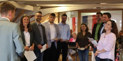 Der neue Bürgermeister Theodor Schell (links am Bildrand) vereidigt die neuen Ratsmitglieder (weiter von links): Julia Buchner, Jürgen Wostratzky, Tobias Schick, Niklas Rottmeier, Luise Fröhlich, Stefan Jordan, Bernhard Brändlein und Sandra Lechner. (Foto: Andreas Reum)