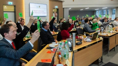 Über zahlreiche Punkte stimmten die Kreisräte am Freitag im großen Sitzungssaal des Landratsamts ab.  (Foto: Evi Lemberger)