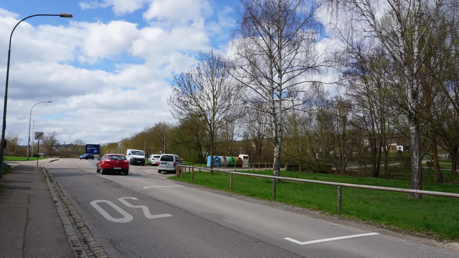 Statt der ursprünglich vorgesehenen drei Autos können auf der neu ausgewiesenen Stellfläche kurz vor der Einfahrt zum Verkehrsübungsplatz höchstens zwei Fahrzeuge abgestellt werden. (Foto: Andrea Walke)