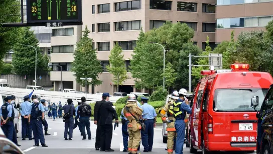 Polizei und Feuerwehrleute am Ort des Geschehens: Bei einem Trauerakt für den bei einer Wahlkampfrede erschossenen Shinzo Abe, hat sich ein Mann selbst angezündet.. (Foto: Uncredited/Kyodo News/dpa)