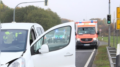 Nach einem Verkehrsunfall steht man oft vor der Frage zu Reparaturkosten, Nutzungsausfall oder Schmerzensgeld.  (Foto: Pixabay)