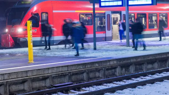 Fahrgäste steigen auf dem Hauptbahnhof in Schwerin aus einem Regionalzug. (Foto: Jens Büttner/dpa)