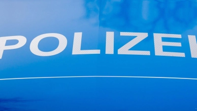 Der Polizei-Schriftzug steht auf einem Einsatzfahrzeug. (Foto: Christoph Soeder/dpa/Symbolbild)
