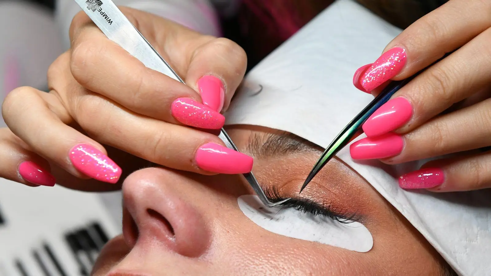 Nicht ohne Risiken: Wimpernverlängerungen können allergische Reaktionen und Entzündungen am Augenlid verursachen. (Foto: Jens Kalaene/dpa)