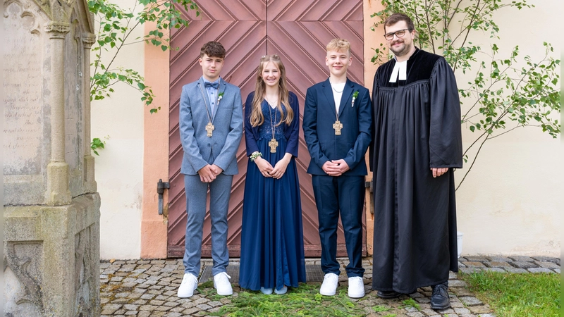 Ein Mädchen und zwei Jungen feierten in einem festlichen Gottesdienst in der St.-Nikolaus-Kirche in Fürnheim ihre Konfirmation. Mit im Bild: Pfarrer Christian Dellert. (Foto: Susanne Uhl)