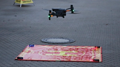 Punktlandung: Bei der Übergabe der Drohne wurden ihre Einsatzmöglichkeiten demonstriert. (Foto: Alexander Biernoth)