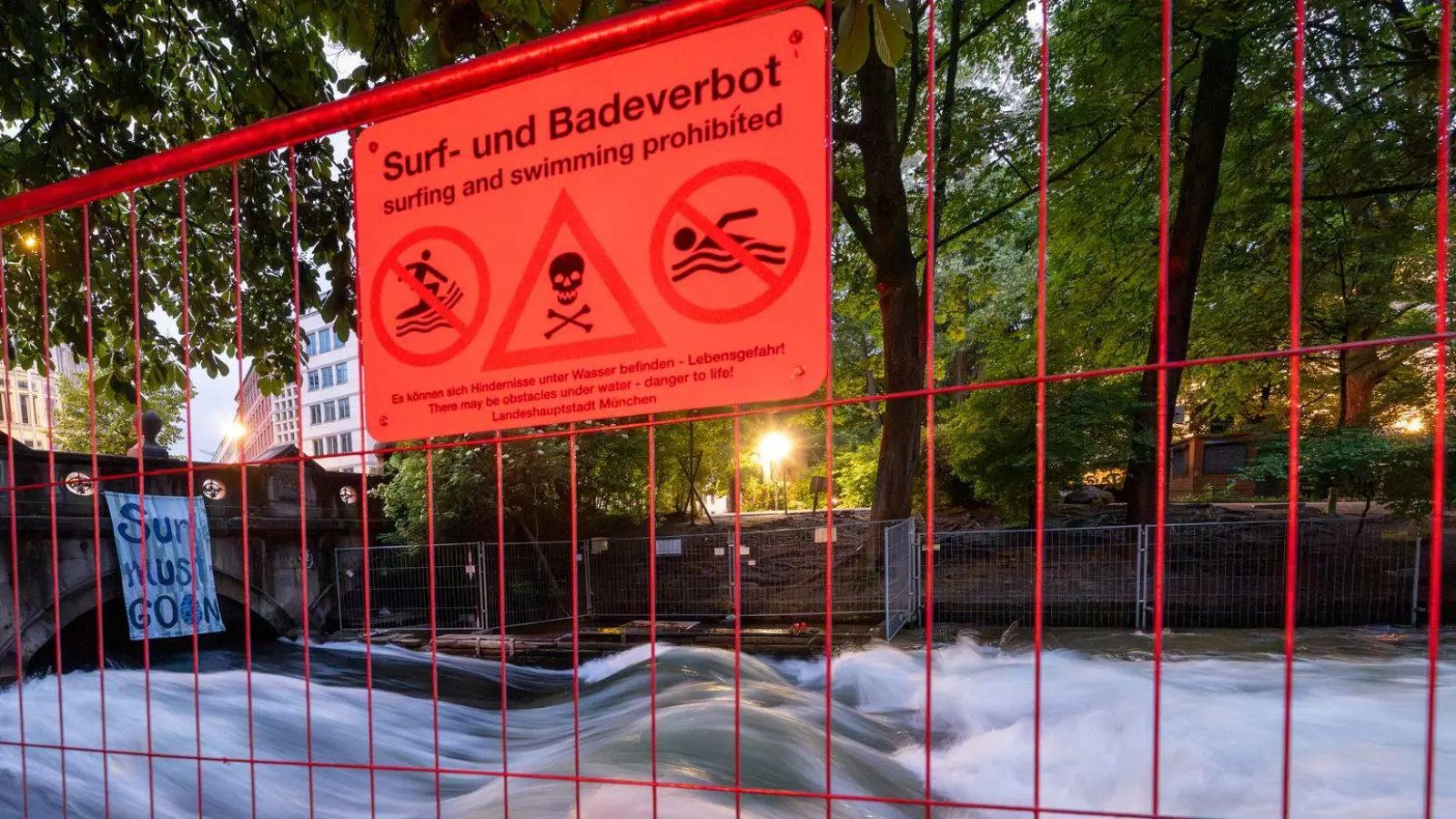 Die Ermittlungen zum Unfalltod einer Surferin auf der Münchner Eisbach-Welle sind abgeschlossen. (Archivbild) (Foto: Peter Kneffel/dpa)