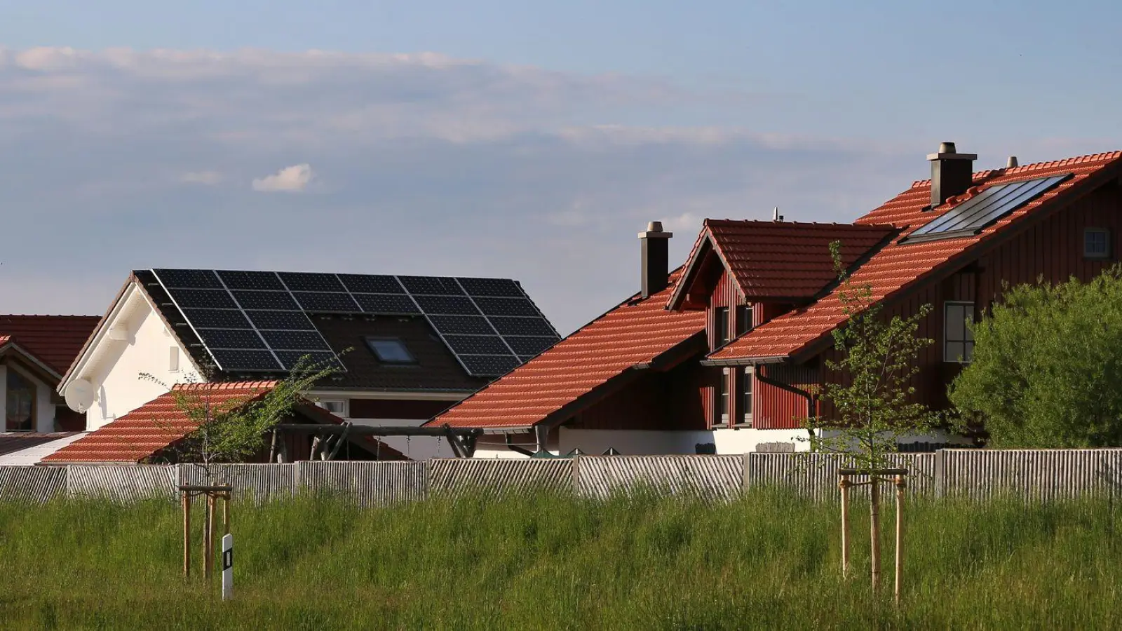 Entspricht das Eigenheim der geltenden Bauordnung? Und: Sind alle An- und Umbauten genehmigt? Besser wäre es, ansonsten droht Ärger mit den Behörden. (Foto: Karl-Josef Hildenbrand/dpa-tmn)